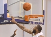 队内球员训练备战，眼神坚定迎接困难挑战的简单介绍